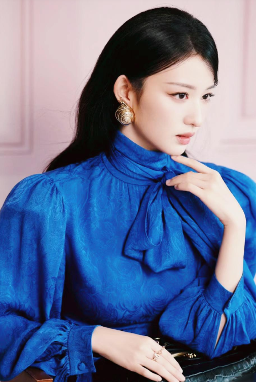 王楚然身穿GUCCI2026早春系列宝蓝色提花长裙亮相今天的gucci的线下活