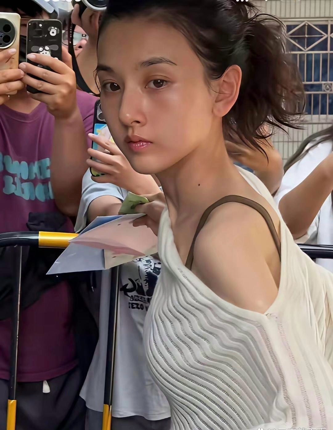 宋祖儿的素颜实拍！除了皮肤暗沉，颜值在线。