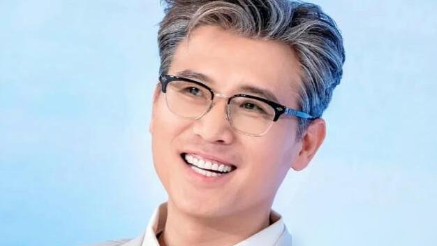 李乃文上综艺，把赞助商摆的道具八宝粥给吃了。胡军急得直喊“那是空的”，他嘴里还嚼着呢。工作人员全懵了