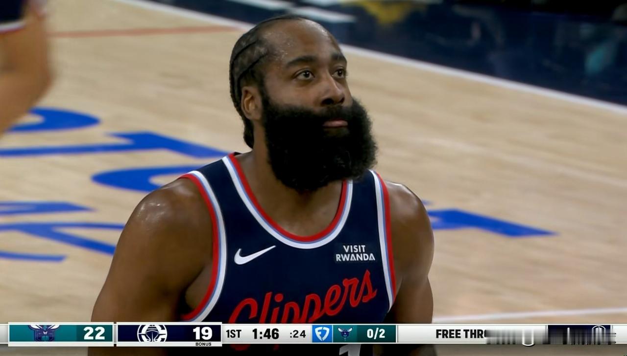 我强烈建议快船巨星哈登不要浪投三分了！在今天快船主场迎战黄蜂的比赛中，目前双方的