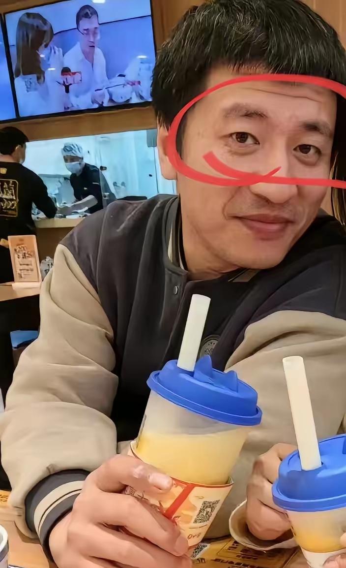 面相这东西，骗不了人。​​​​之前网友扒张雪峰，说他常年顶着一对大黑眼、大眼袋
