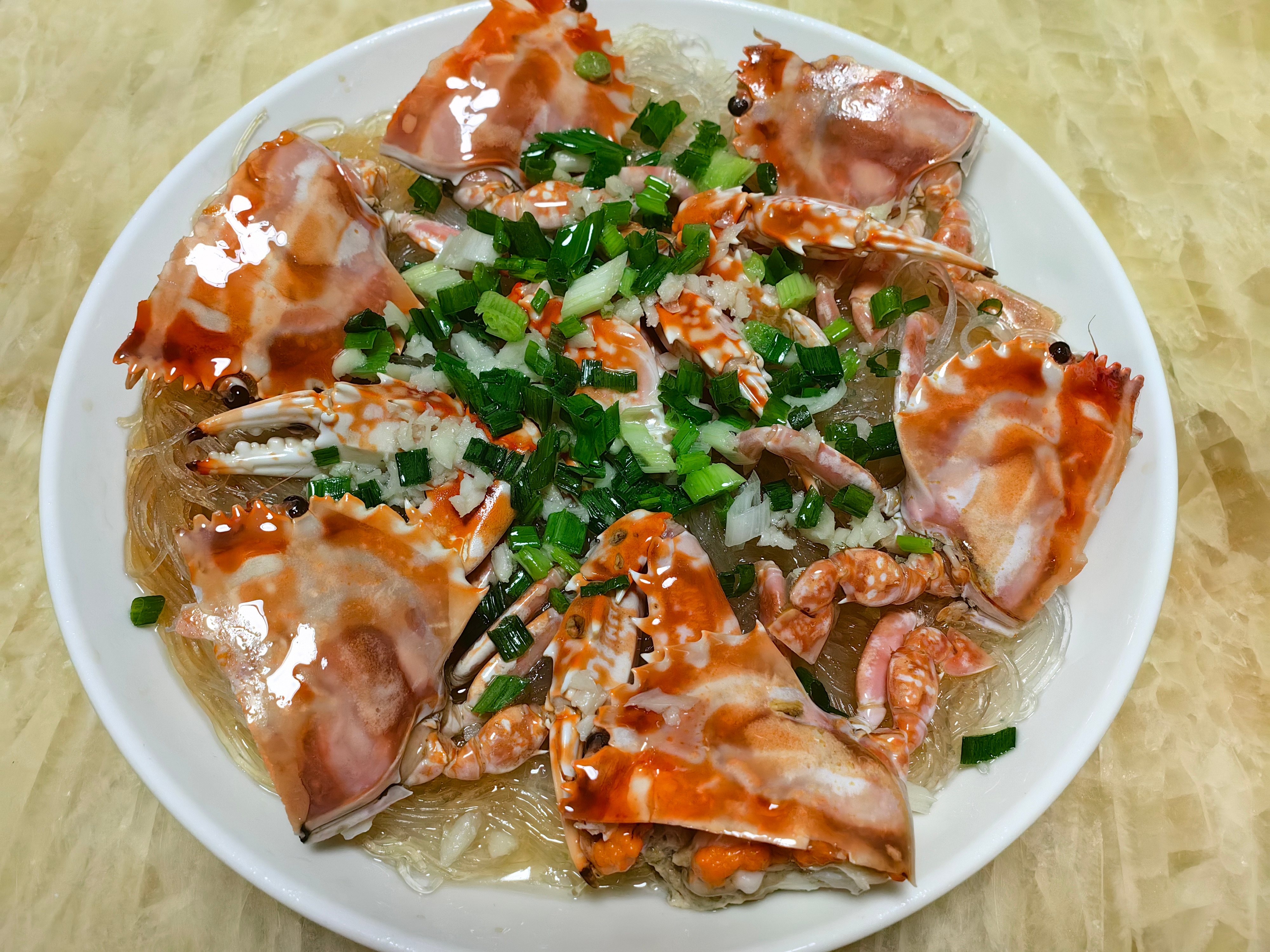 家常菜姜母鸭，炸豆腐鱼，芦笋炒虾仁，花露蟹蒸粉丝。跳跳鱼汤。炸海鲜三角