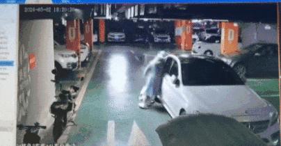 3月5日，重庆，一女子产后21天时，在家突发大出血，见鲜血像水龙头一样止不住，她