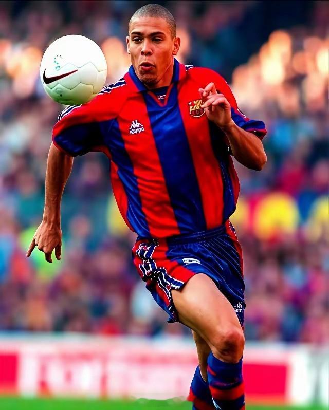 21岁的大罗在巴萨封神，为啥一年就走？那会儿是1996-1997赛季，罗纳尔多在