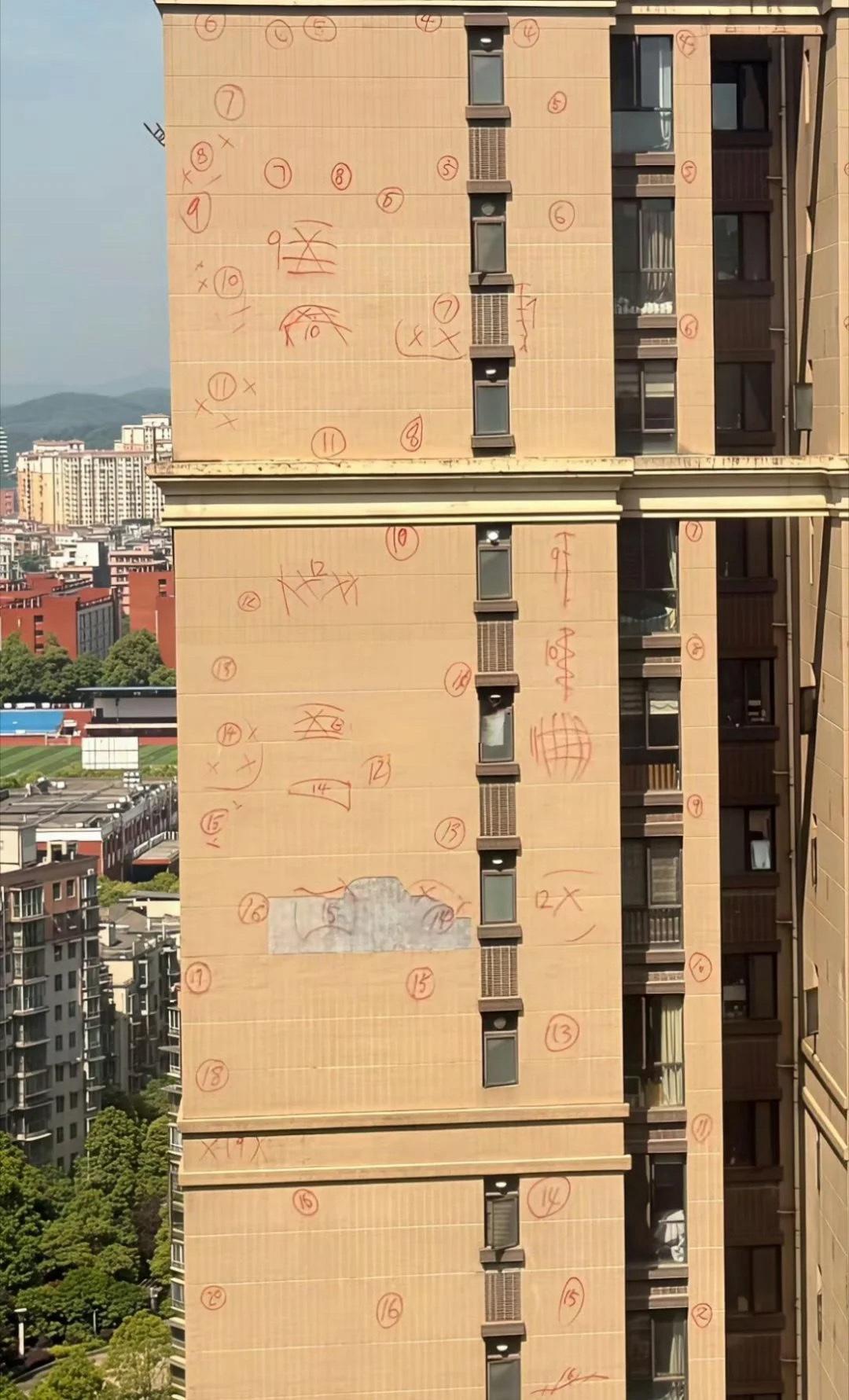 把玻璃砸了在说