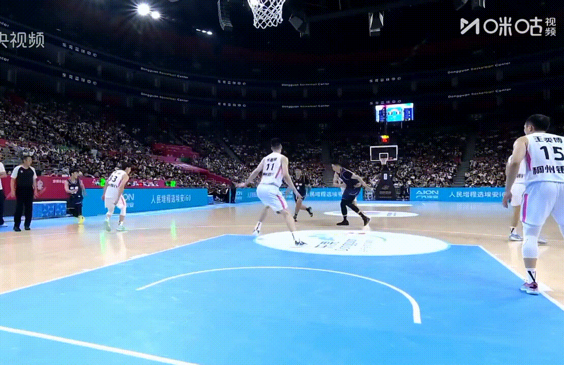 起飞[墨镜]！沈梓捷顺下吃饼单手劈扣，霸气怒吼庆祝，机动性充分发挥出来了，赵睿传得