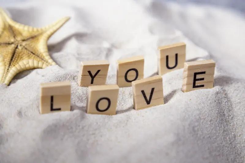 在感情里，“一个爱你的人会舍得不联系你吗”真是个让人纠结的问题。一项调查显示，超