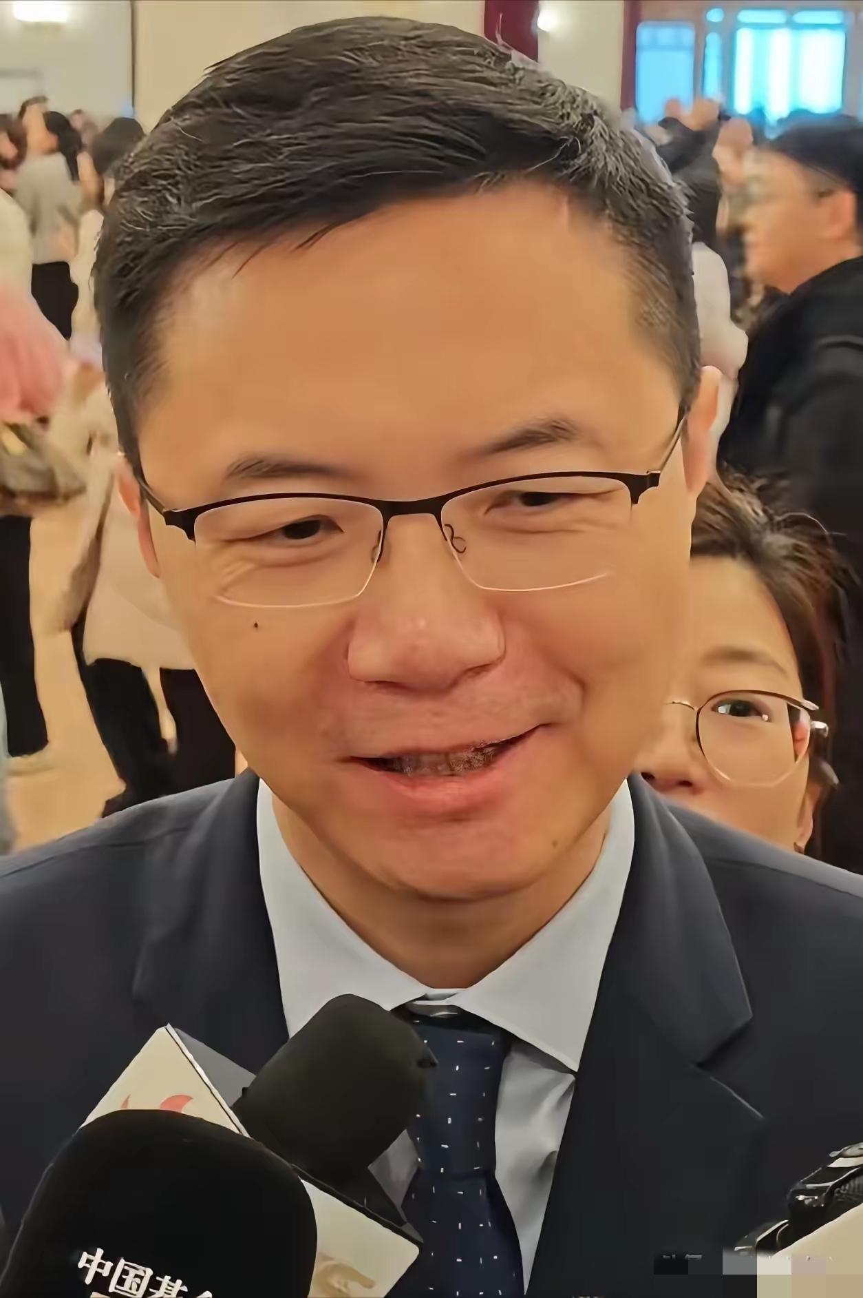 直到看了两会，我才知道，原来香港根本没有调休这一说。人大代表田轩建议少