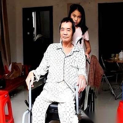 那个被扔在医院自行车棚里的女婴，四年后，亲生父母找上门想把她接走。她却站在一个