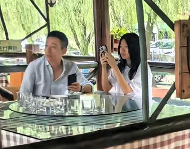 谁能想到，当年那个怯生生的小女孩，已经悄然长成亭亭玉立的少女。中秋假期，汪小菲抽