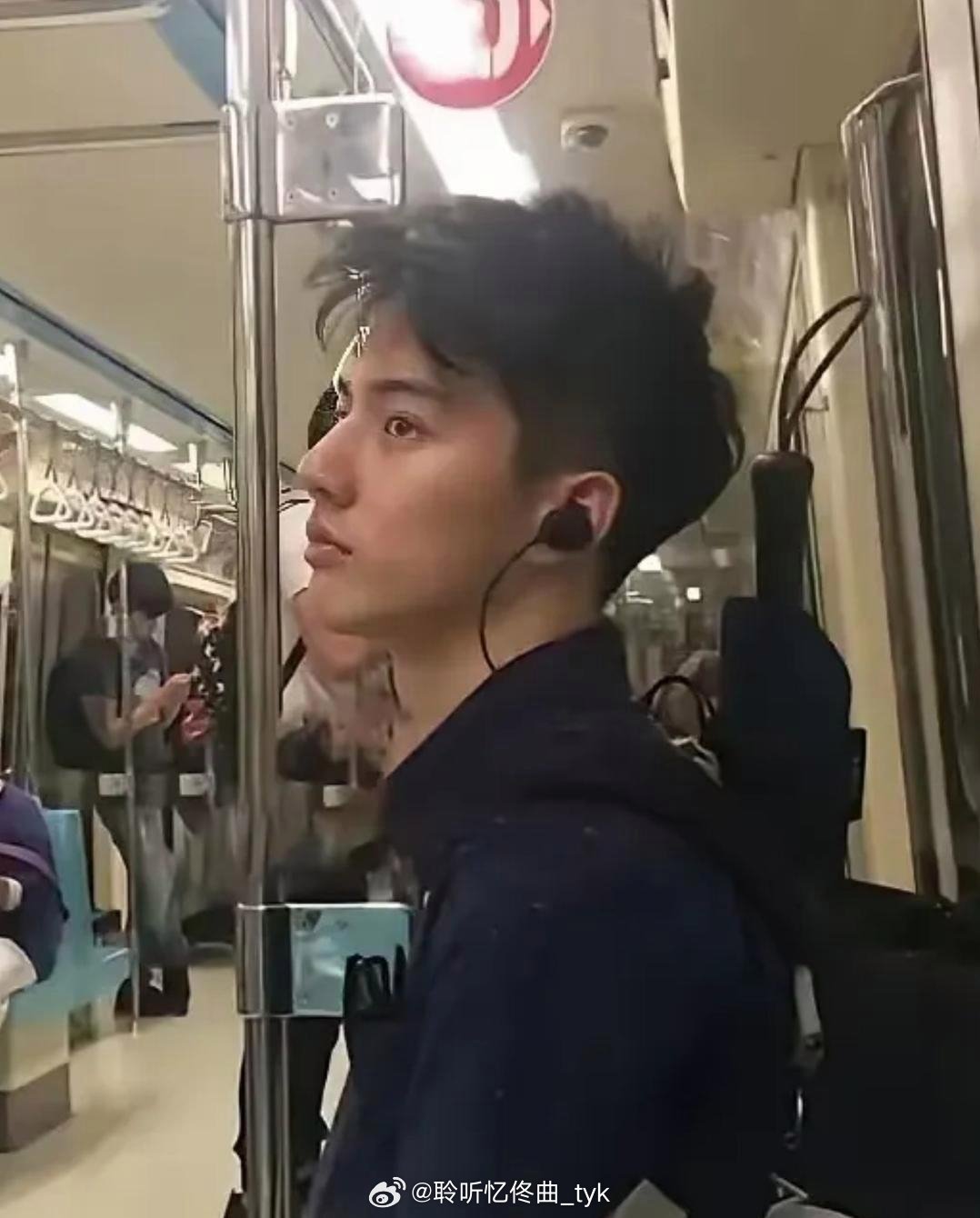 请问这男人有什么魅力？凭什么？