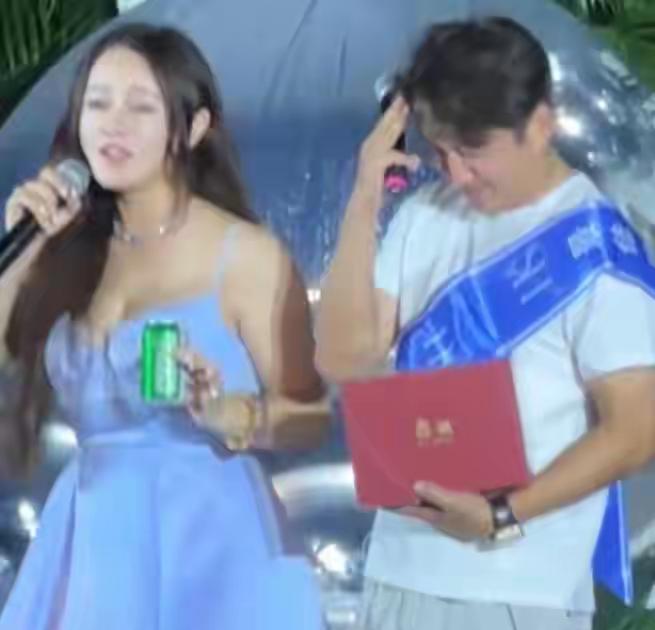 邹市明婚宴现场突发“社死名场面”！9月15日歌手黄勇大婚，拳王夫妻俩上台领奖时，