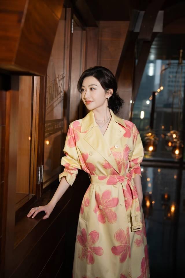 景甜的颜值真的太能打了～皮肤白皙、五官精致又大气，自带一种温婉又贵气的气质，笑