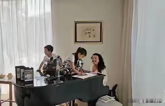 全网都在劝战兰一件事70岁的人了该歇就歇吧她真的不想歇息么两个大点的孙