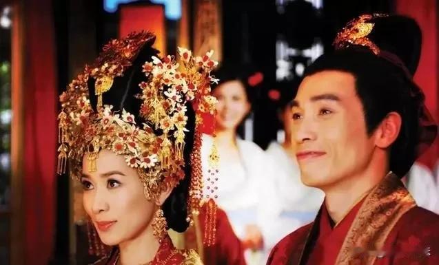 1609年，万历皇帝最宠的七女儿出嫁。新婚燕尔，公主驸马正在屋里交流感情，随嫁的