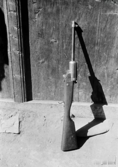 终于知道这支奇怪的步枪到底是怎么回事了，原来这是在1943年，日本人在99式步枪