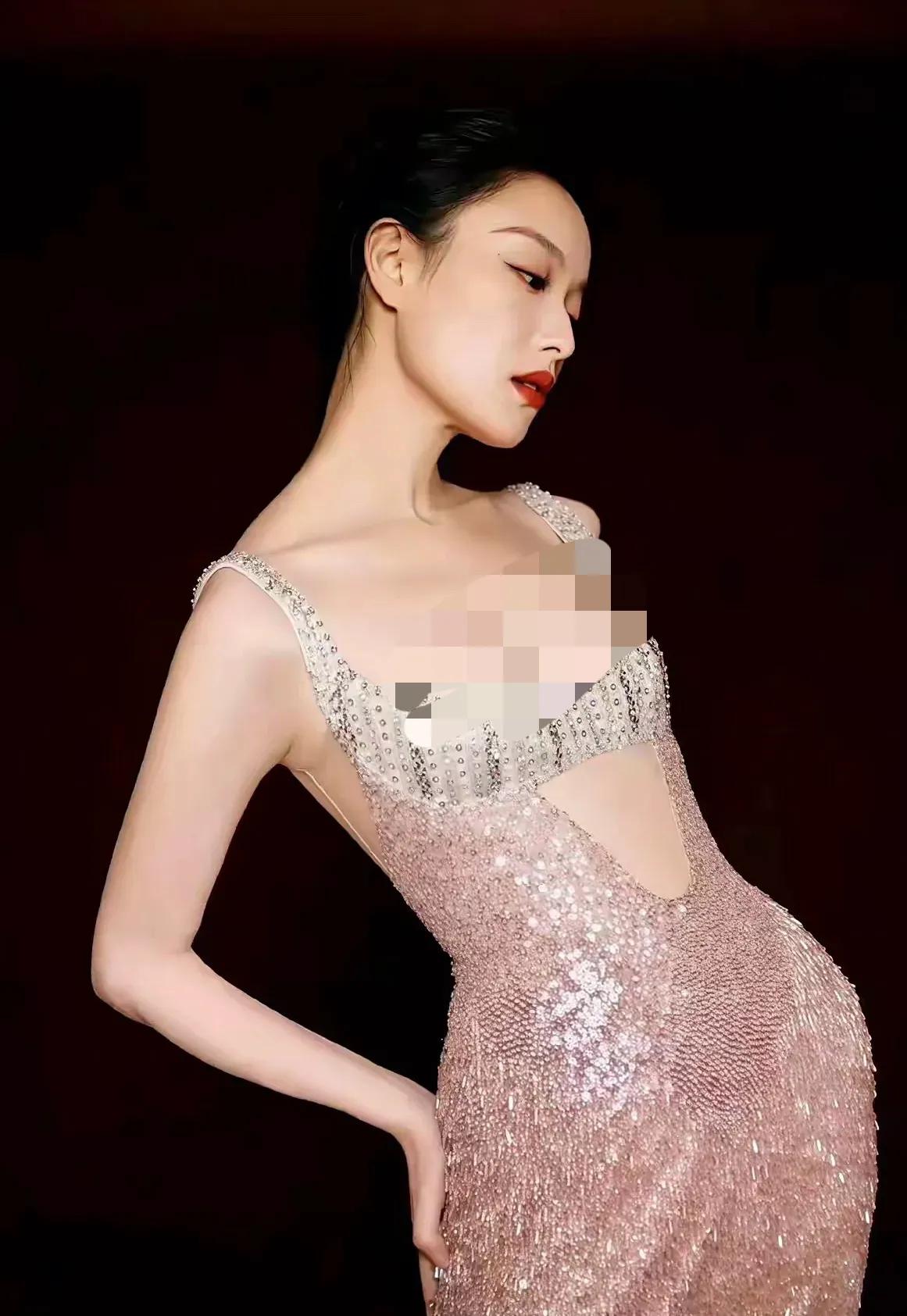 倪妮一袭拼接色闪钻亮片式连衣裙，身材凹凸有致