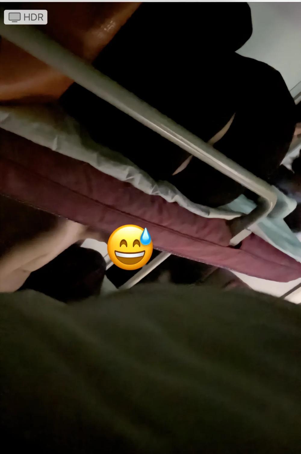 “太恶心了！”河南姑娘坐卧铺火车，半夜在下铺睡得好好的，陌生男人直接凑到床边脱裤