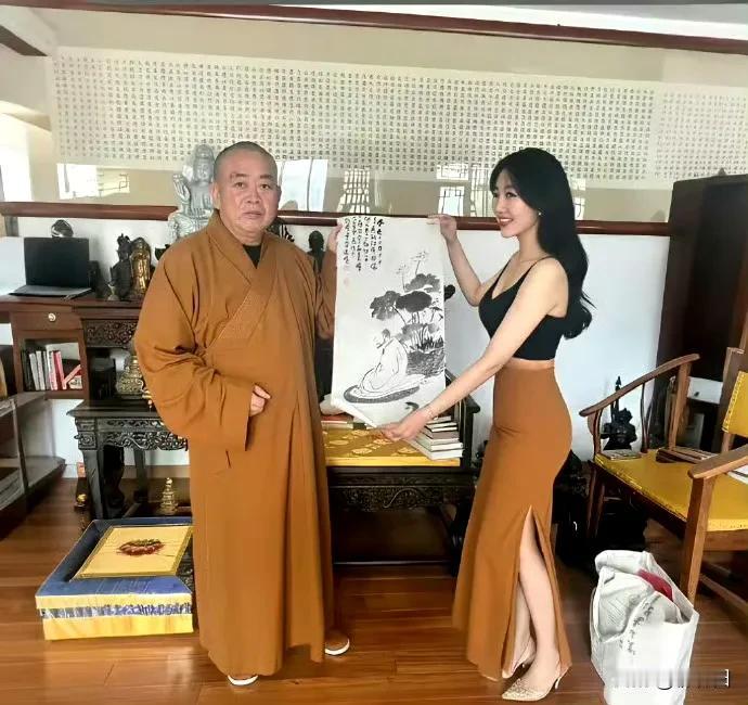 释永信和美女海量照片爆出，真佩服他的桃花运。其中很多合影中的女士长相都十分漂亮，