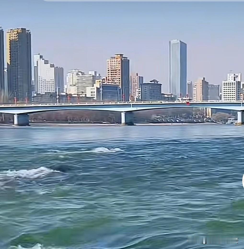 你敢相信么，这条波涛滚滚清澈透明的河流居然是黄河，进入冬季以来，黄河兰州