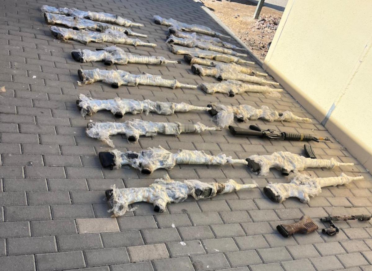 以色列空军空中管制中心发现一架无人机从西部飞入以色列，疑似企图走私武器。以色列国