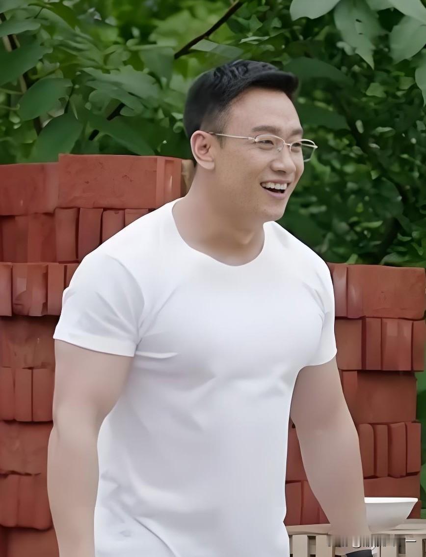 钟汉良演的纪封很帅，经超演的聂予诚也很帅，比起这两主角的帅，这个一直演配