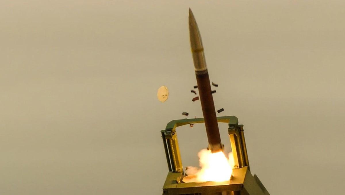 美军海马斯和M270A2火箭炮的150公里卫星制导火箭弹ERGMLRS完成发射