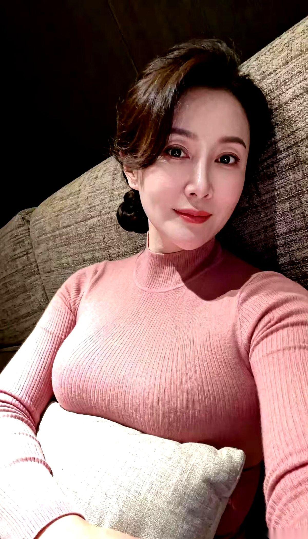 “你这工资8000。”北京大平层的雇主，用筷子尖点了点盘子里的菜，眼皮都没抬一