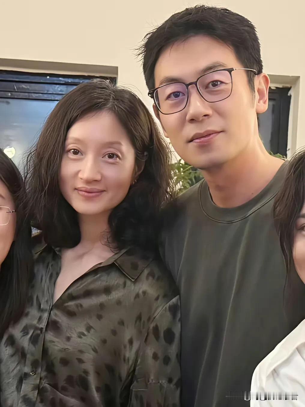 朱亚文的妻子沈佳妮真的不喜欢化妆，拍戏也好，私下聚会也好，都是素颜出镜，沈佳妮真