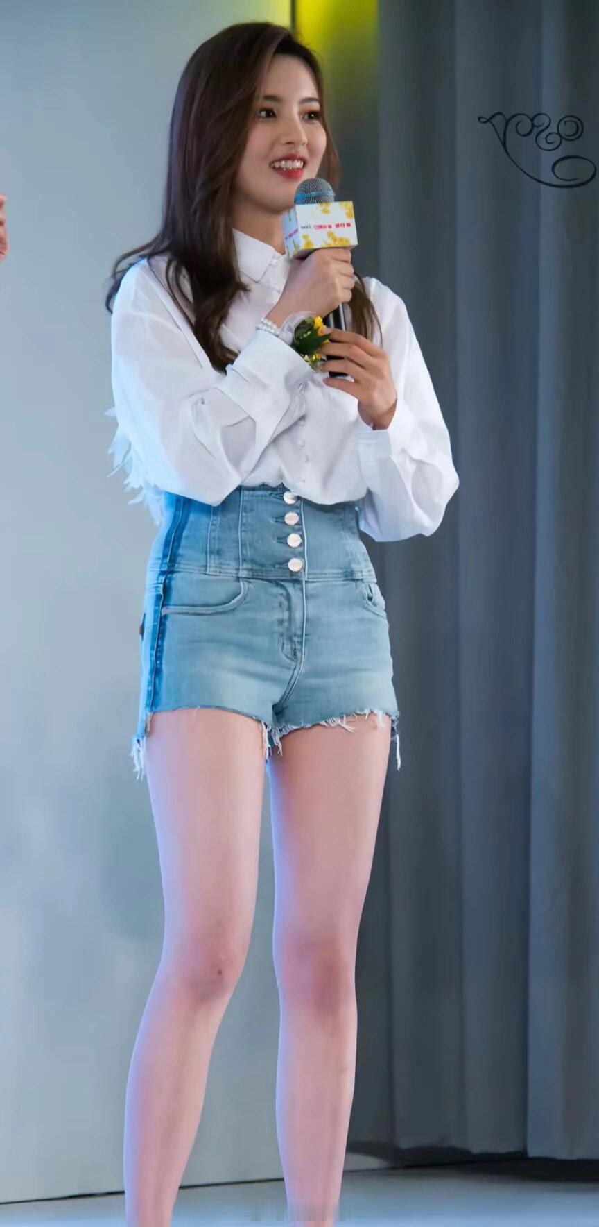 杨超越是H型吧？都知道腿长腰短身材容易出现bug那就是H腰超越妹妹好像也是的