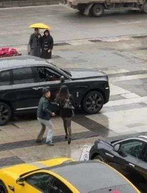 唉，兄弟，算了吧，追不回来的，她想要的你给不了