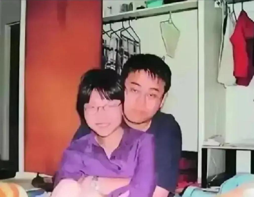 2005年，清华女硕士陈丹蕾，深夜趁丈夫熟睡时，拿出手枪朝着丈夫后脑扣动扳机。枪