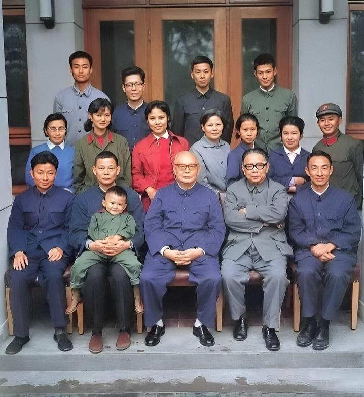 照片中间坐着的老人，是开国元帅叶剑英。身旁簇拥着他的子女、晚辈与孙辈，一大家人在