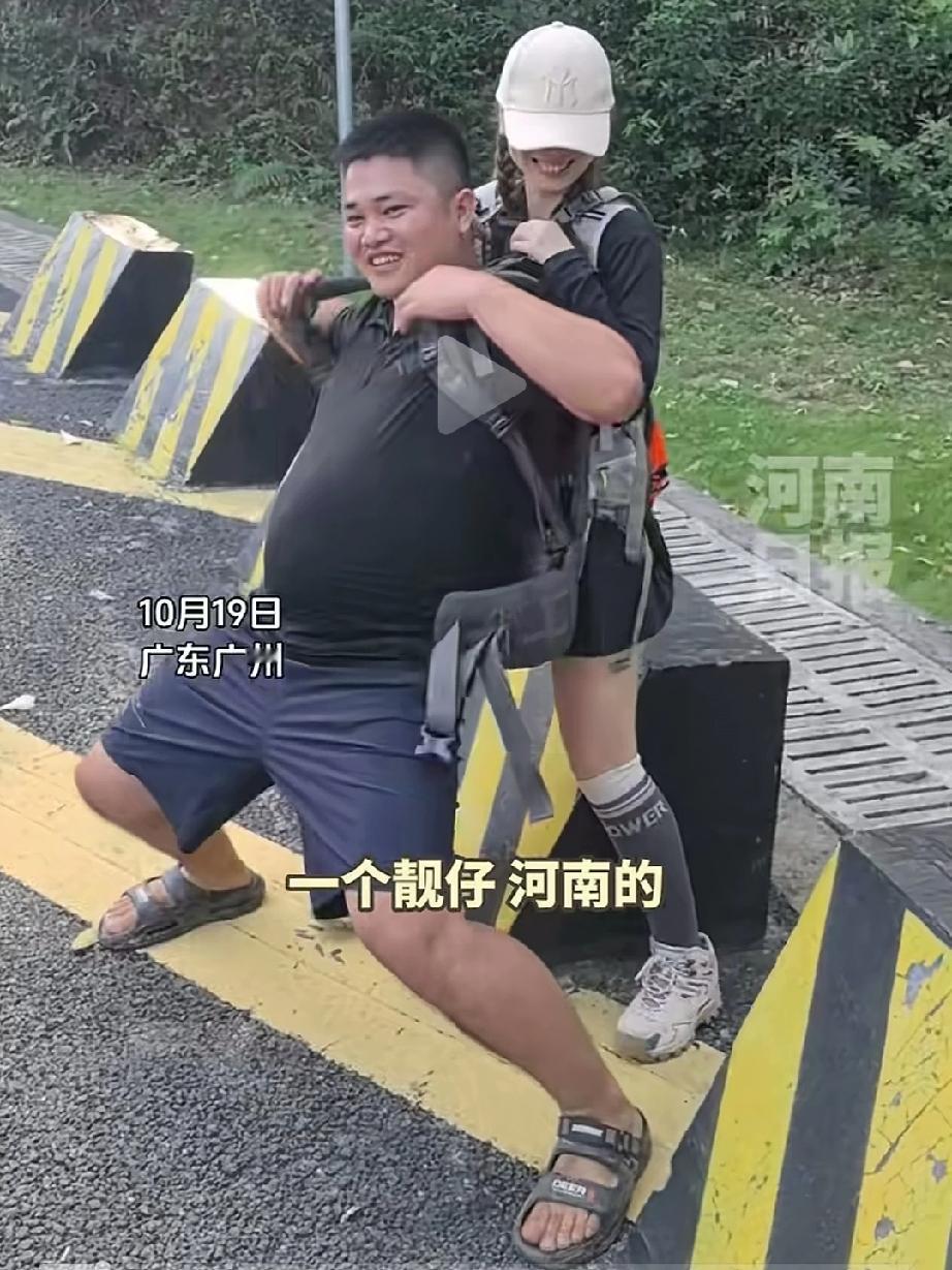 女子凳山崴脚无法走路，恰巧一位陌生河南小伙徒步3公里背女子下山，走了40多分钟很
