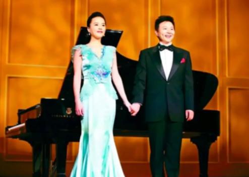 2008年，40岁的王宏伟在新疆演出时，有人给他介绍了个女孩子，比他小13岁，他