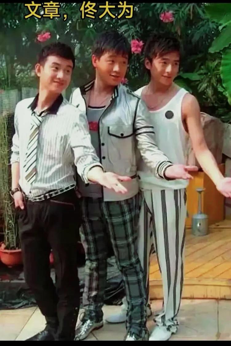 这张照片中认识两个，还有一个是谁？