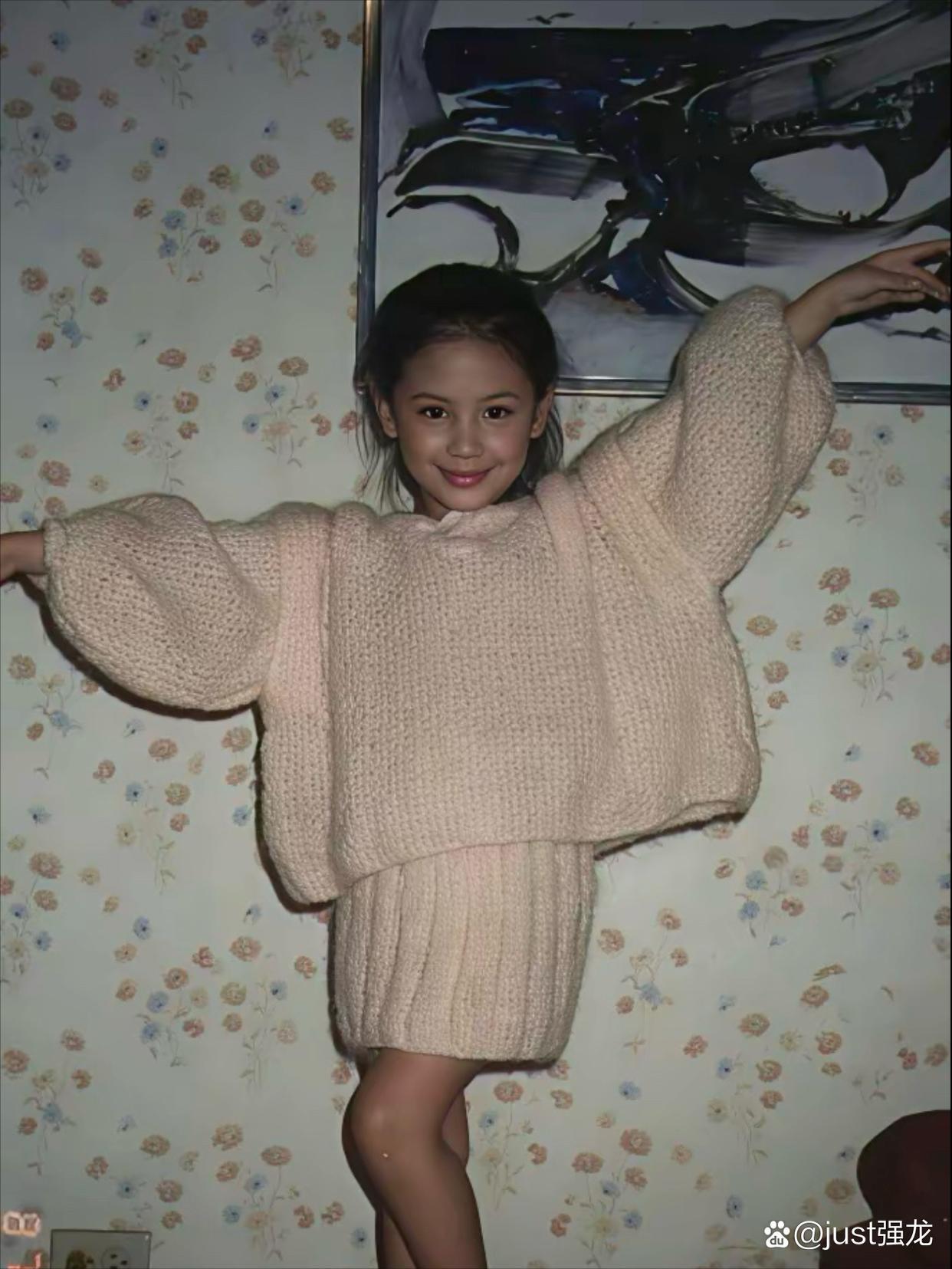 应采儿童年照，颜值好稳定，从小就美人胚子一个，穿着时髦，衣服放到现在也都很洋气