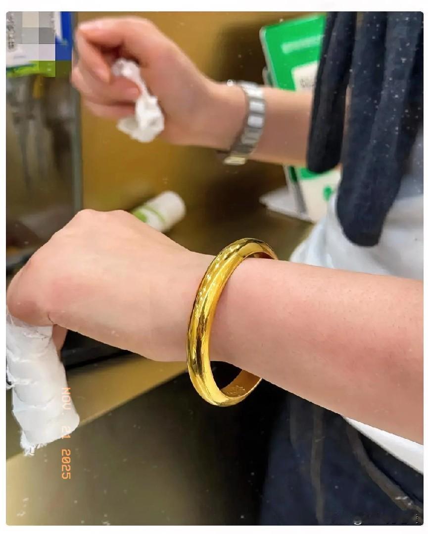 11月20日，金价怕是已经失控了！一只100克的金镯子，随随便便就是12万