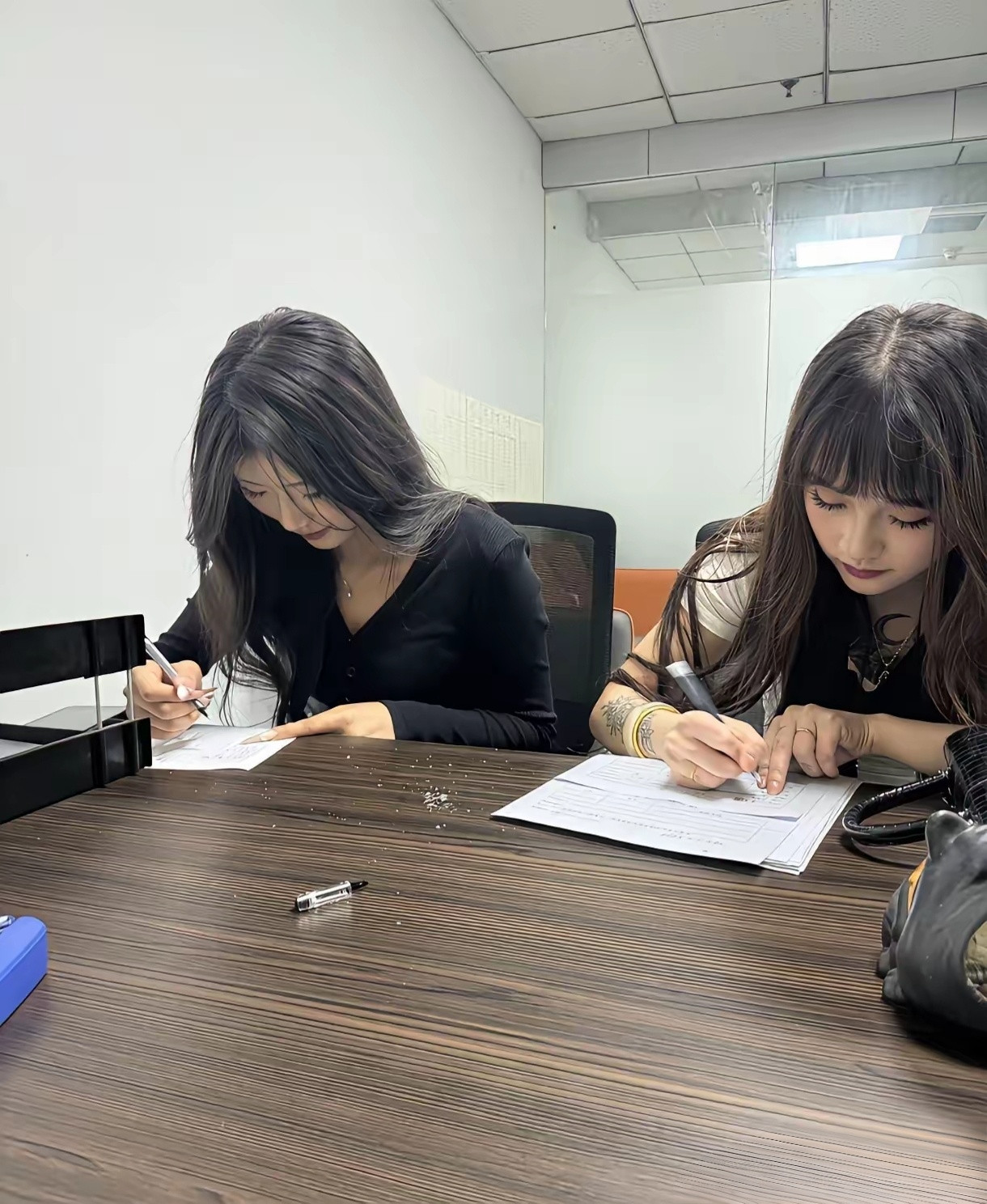 新来两个面试的，老板说只要一个，应该怎么选呢？