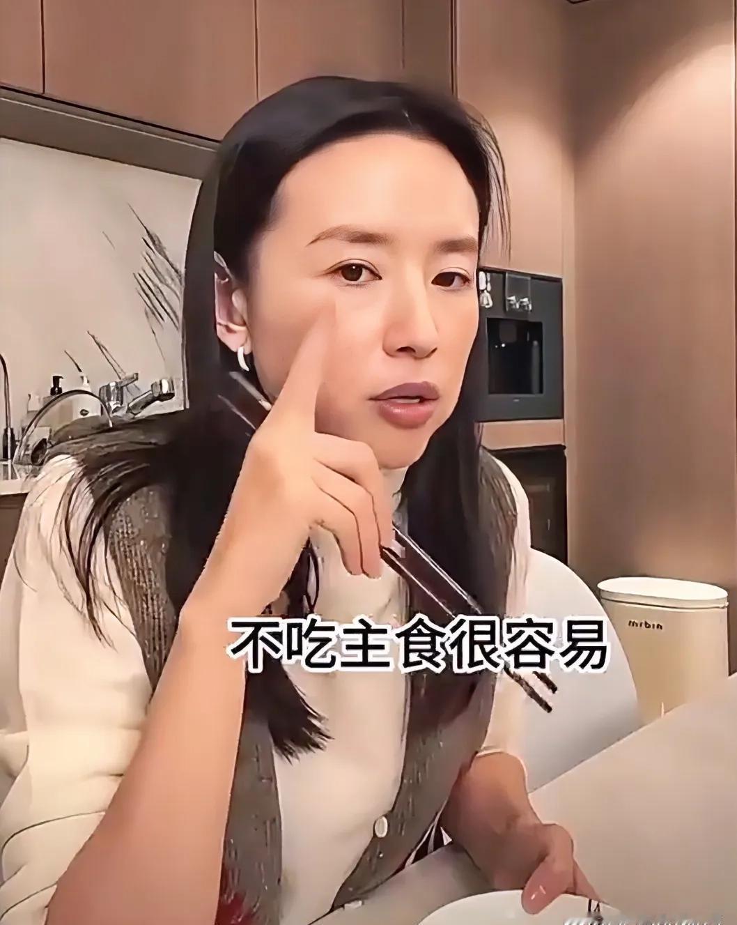 年入千万，自己蹲着刷马桶。这不是落魄，是活明白了。董洁在京城有顶级的房子，但