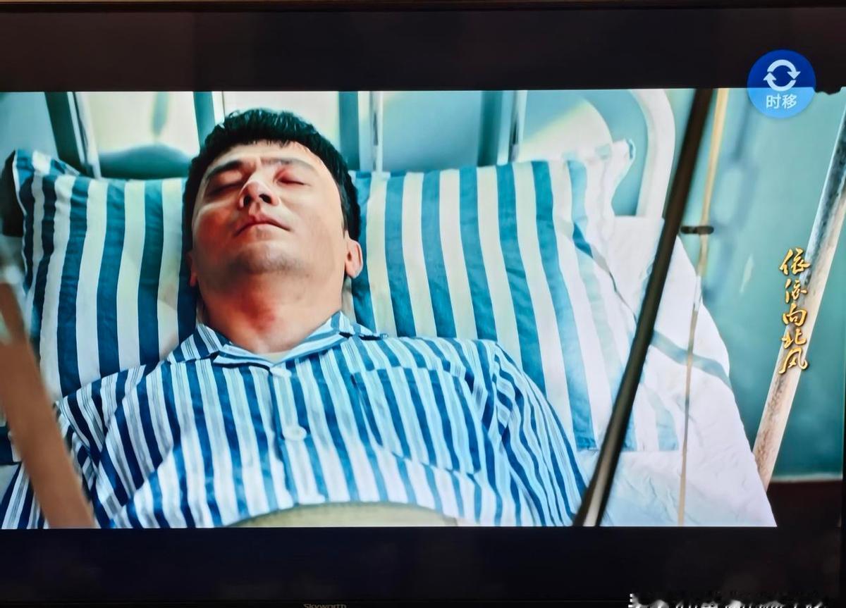 王潇为她断了腿，俞乐山还在等她回头。盛雪竹没哭没闹，只是每天早上给王潇喂粥，晚