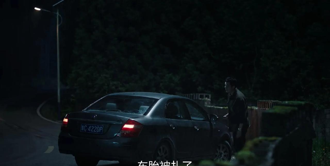 《利剑玫瑰》常锐看到了让他终身难忘的一幕！常锐和尹建生押送周宏才赶往打拐办，