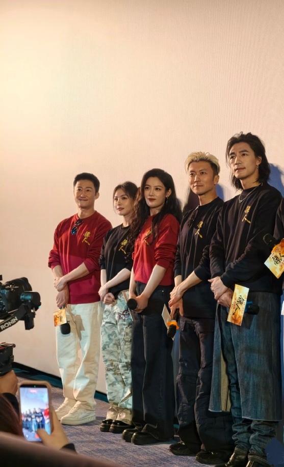 最近谢霆锋和陈丽君还有吴京一起宣传新片，几位搭配的都很有潮流感，也都很有魅力。