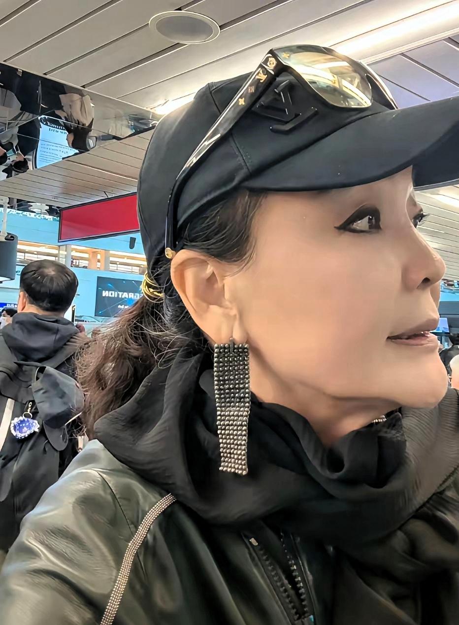 兰姐一人飞北京,她在桃园机场走,谁知道呢,她就是那么酷,没人陪她