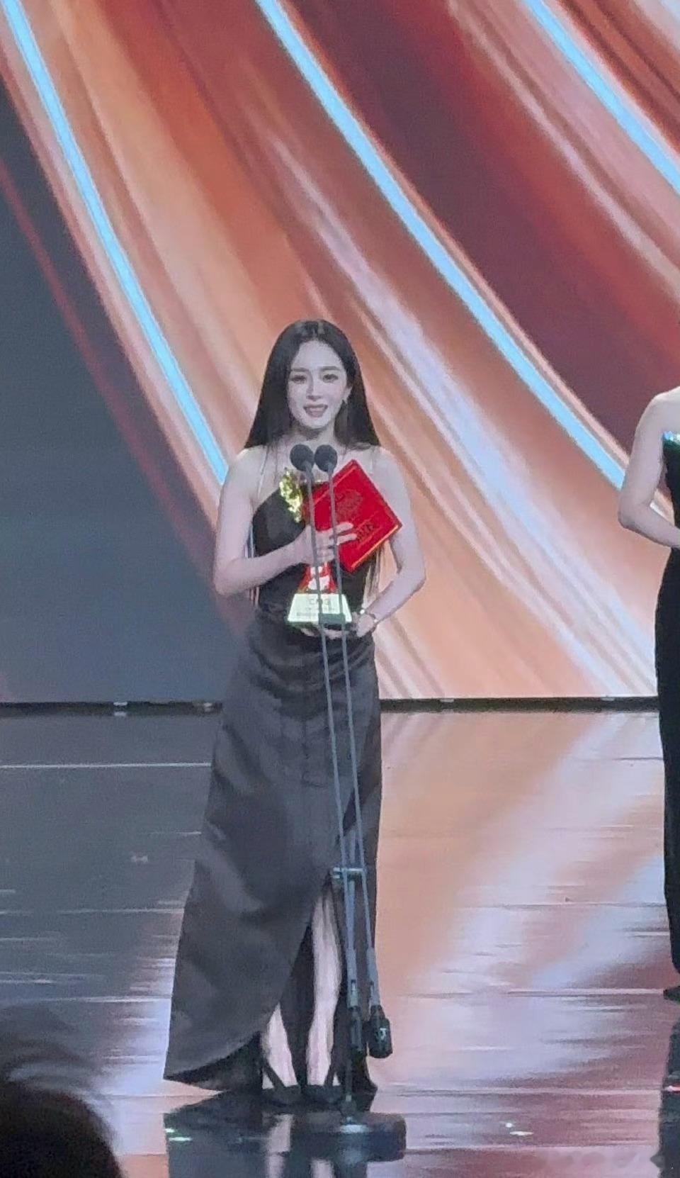 荣耀时刻！85花们荣升视后的捧杯照。杨幂，总台视后+金鹰视后唐嫣，金熊猫视后。赵