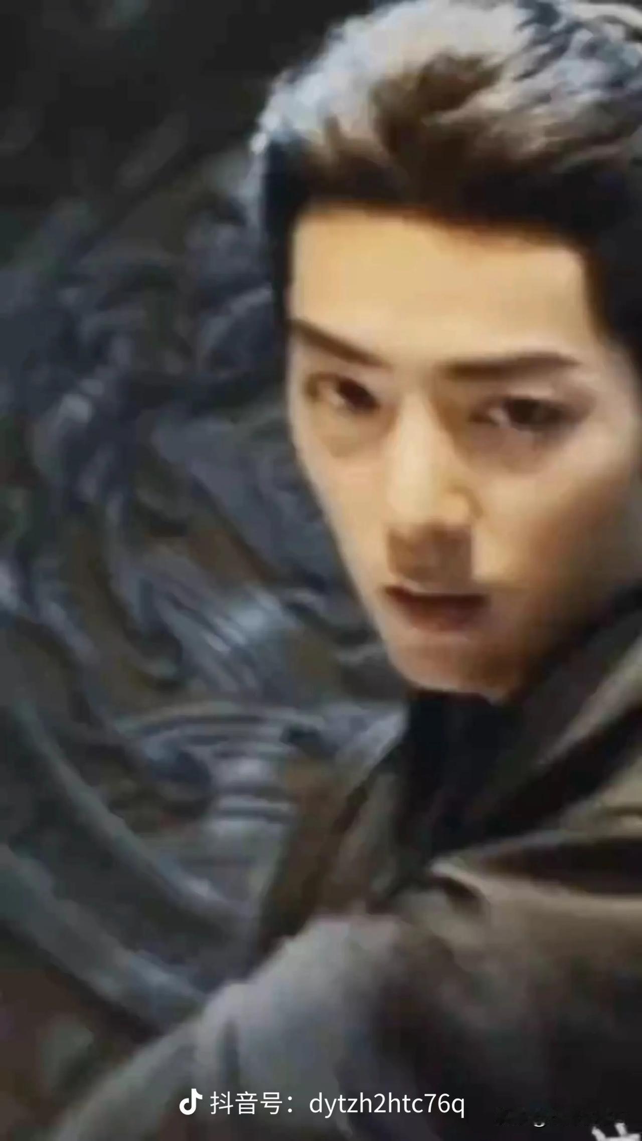 肖战花絮里漂亮的不像真人，比荧幕上还好看，能扛住无时无刻的365度的镜头的人极为