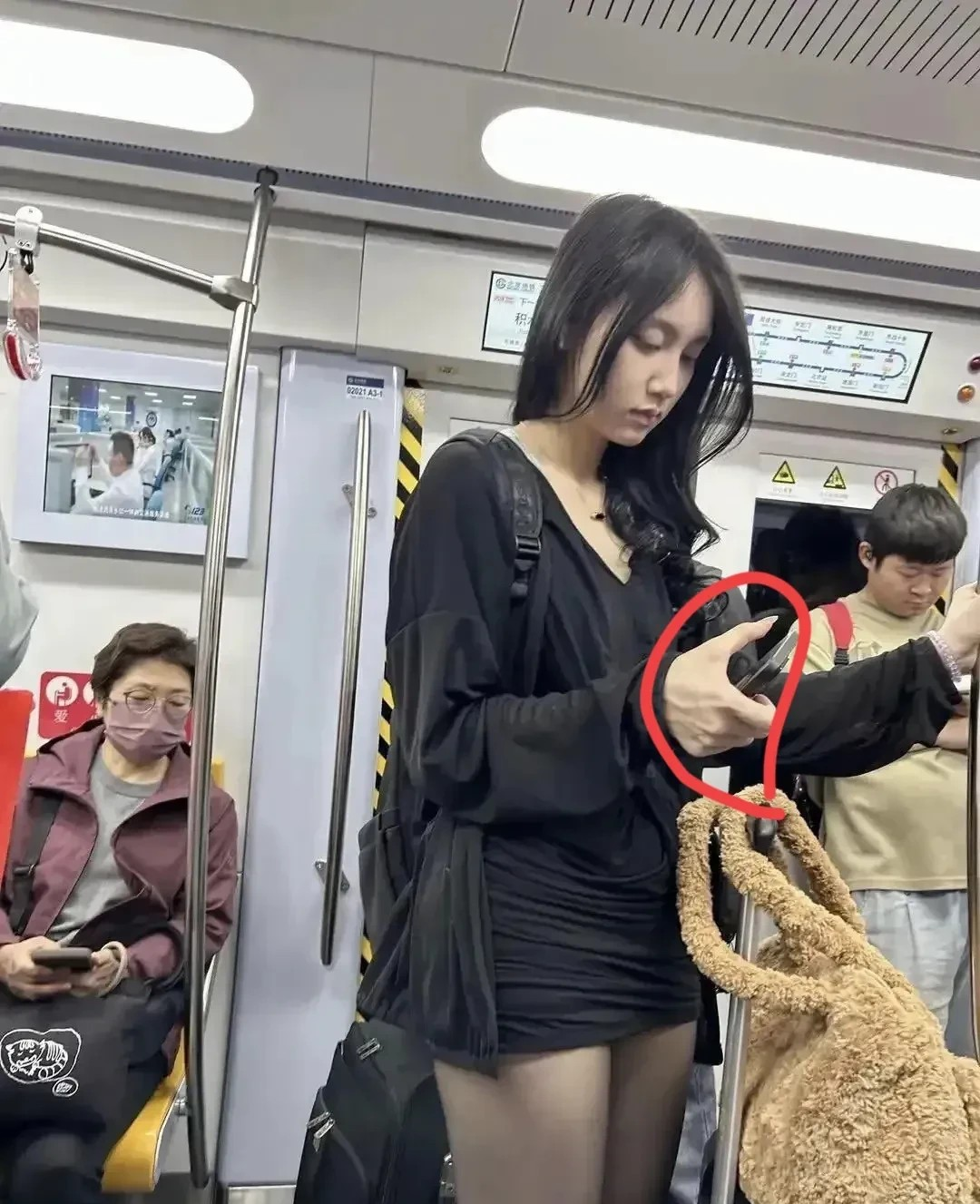 不懂就问，这是什么牌子的手机啊？