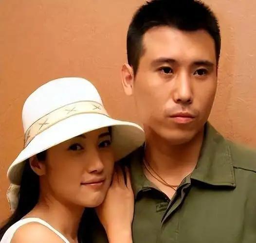 李乃文在结婚之后，他老婆让他把收入全部上缴，可是有一次，他老婆在打扫卫生的时候，