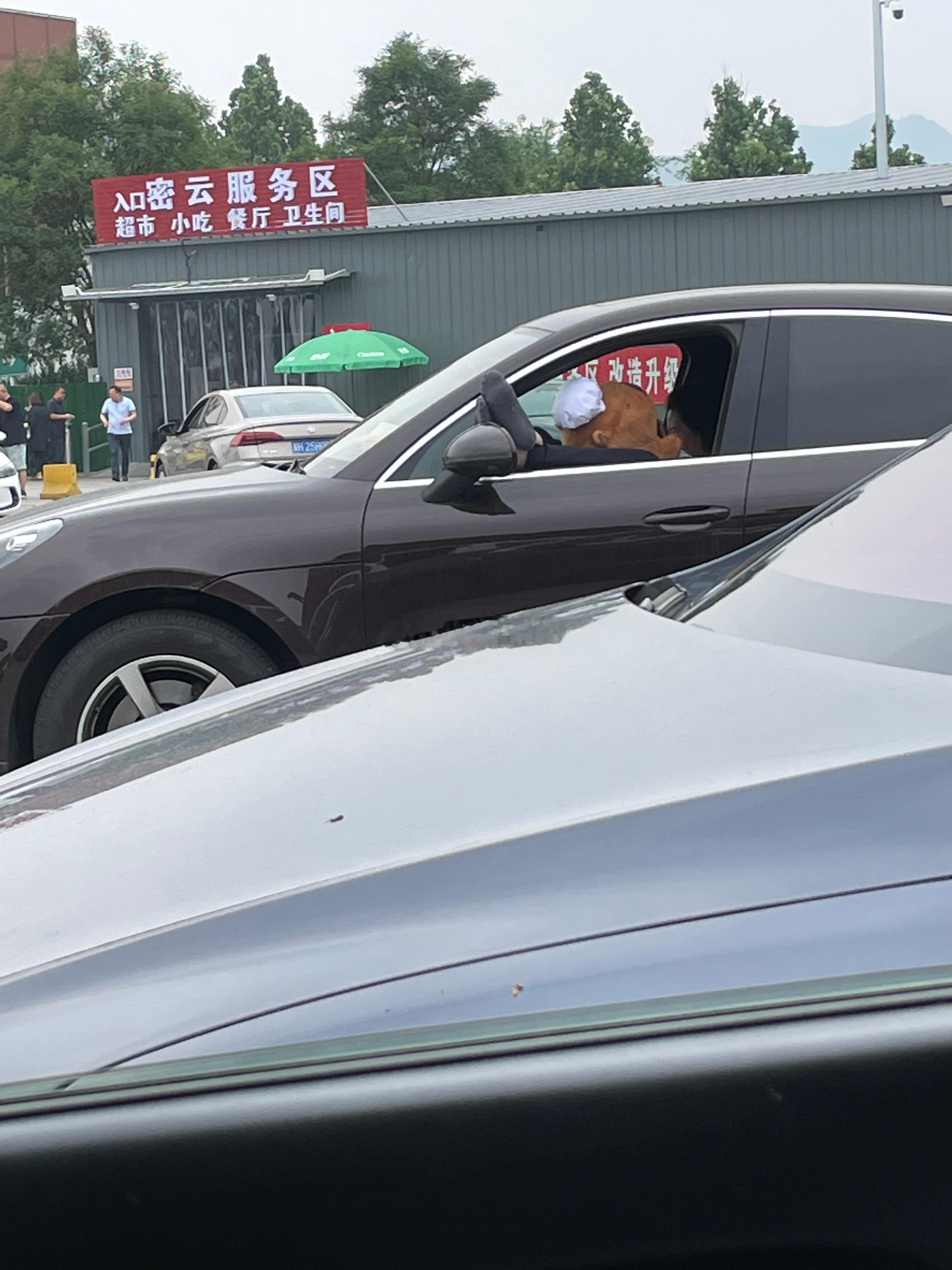 可见主驾零重力座椅还是很有受众的，虽然看起来不太雅观，但是抱了个卡皮巴拉，还挺可