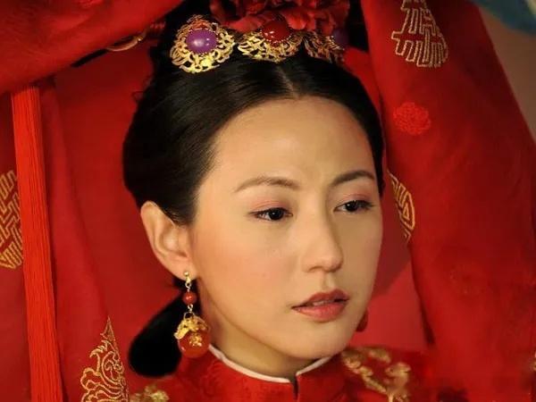以前的是画面土。。。但人有演员的气质。。。现在是画面精致。。。也掩盖不了人身上
